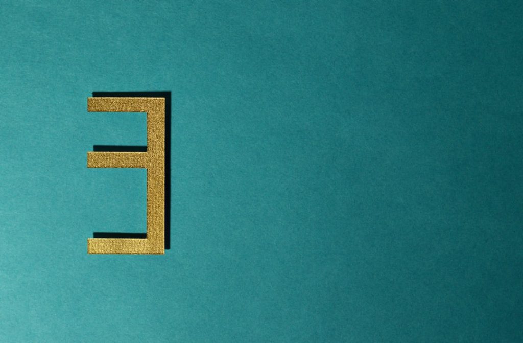 A number "3" on a teal background. drag and drop editor, website builder dashboard, beginner website design