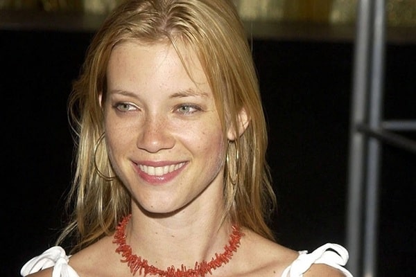 Amy Smart Net Worth: From Hollywood Starlet to Eco-Entrepreneur – A $8 Million Success Story