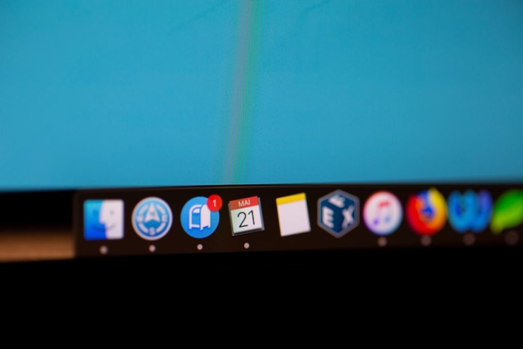 flat screen monitor smart tv error screen, streaming app loading, buffering icon
