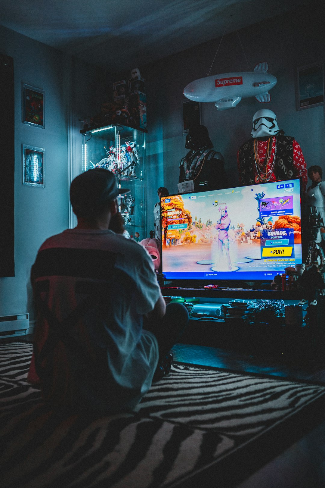 man in red shirt watching tv gta online menu, game setup, console screen