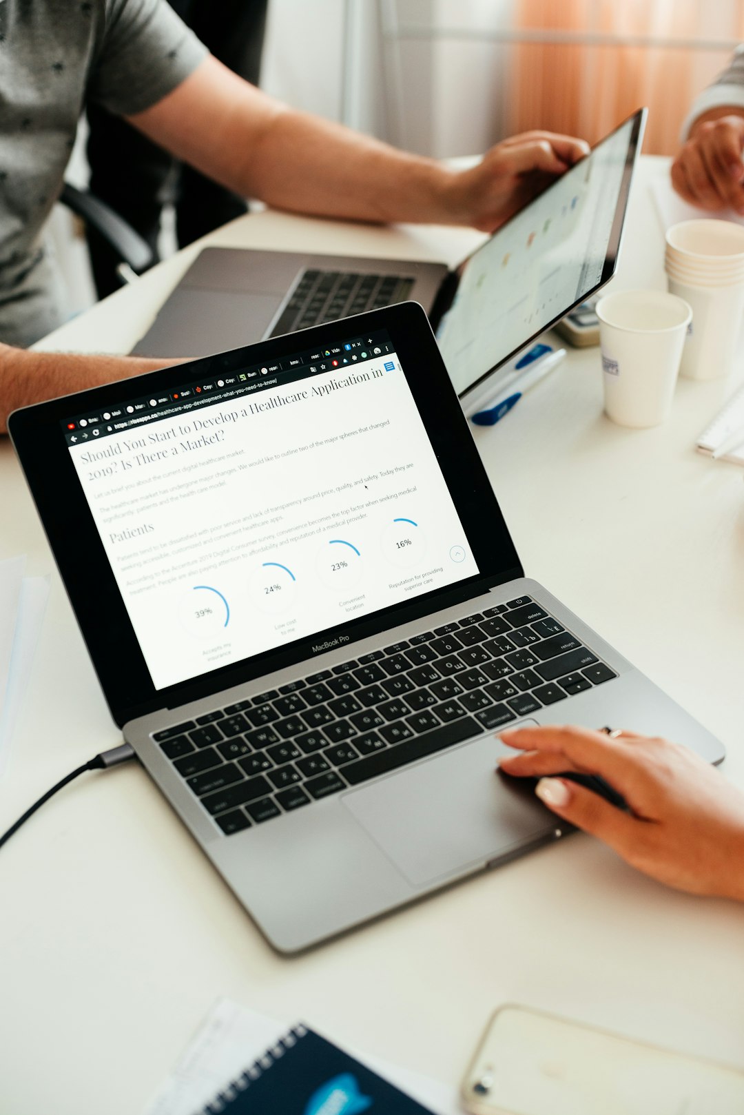 person using MacBook multiple devices, shared document, sync conflict